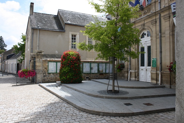 Place de la mairie à La Suze-sur-Sarthe